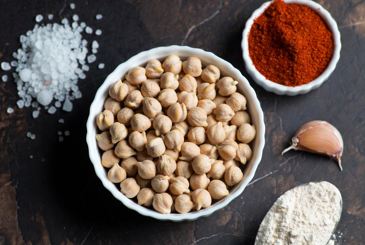 Ingredientes para garbanzos fritos: garbanzos secos, piment&oacute;n, sal gruesa, ajo y harina.