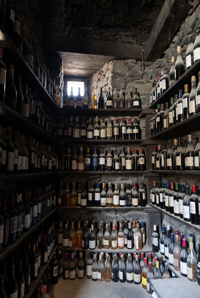 Bodega tradicional aragonesa con botellas de licor artesano, origen del licor de caf&eacute;.