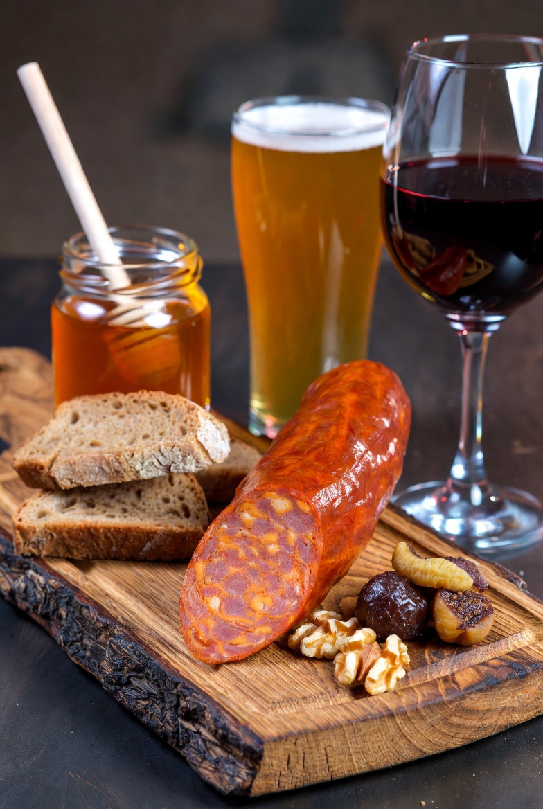 Tabla de degustaci&oacute;n de Sobrasada de Mallorca con sus acompa&ntilde;amientos y maridajes tradicionales.