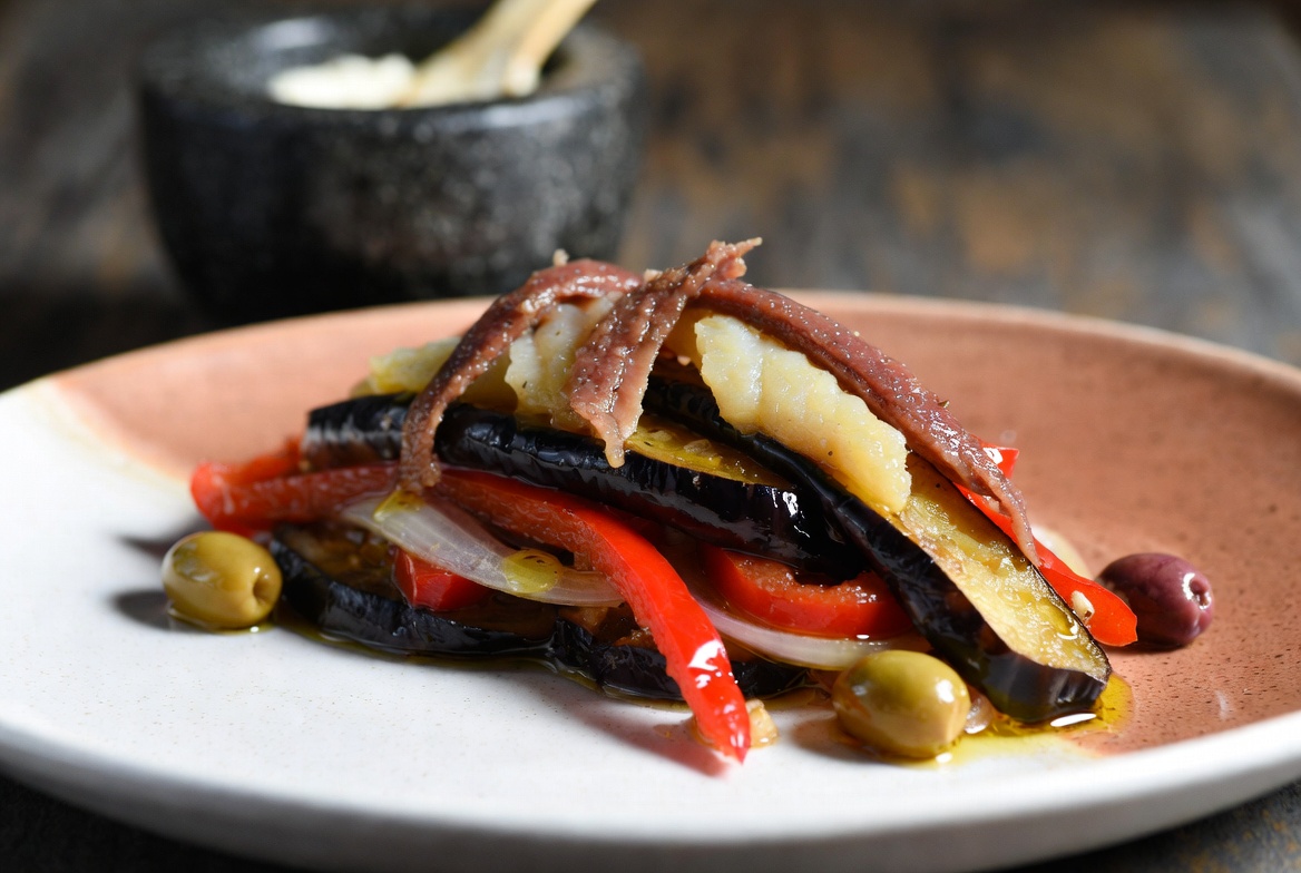 Plato de escalivada catalana tradicional con tiras de berenjena, pimiento y cebolla, ali&ntilde;ado con aceite de oliva.