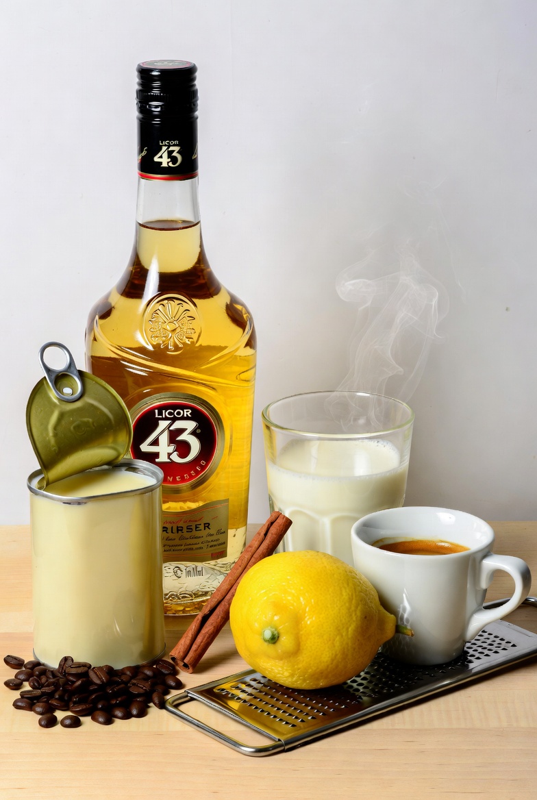 Ingredientes esenciales para hacer un Barraquito: Licor 43, leche condensada, caf&eacute;, lim&oacute;n y canela.