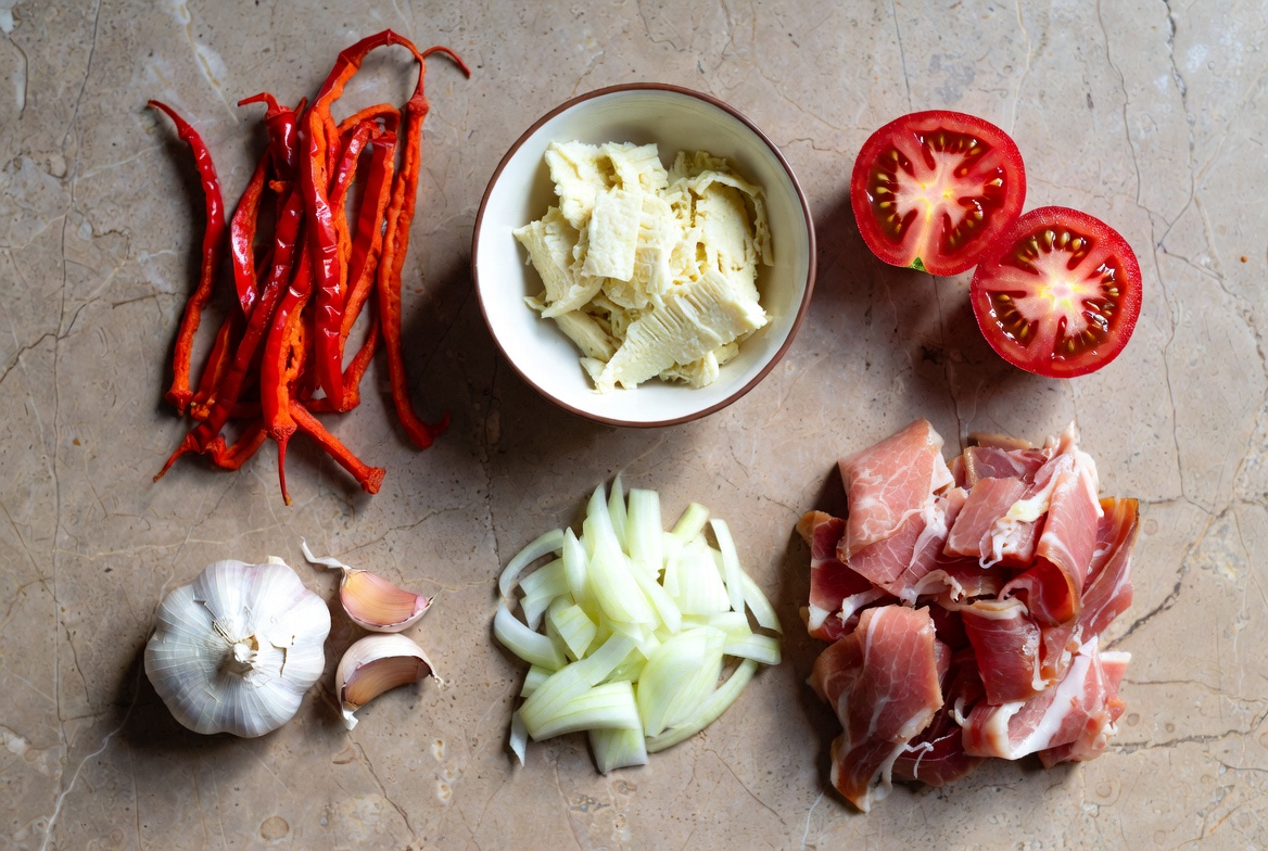 Ingredientes clave para hacer Pollo al Chilindr&oacute;n: pimiento, &ntilde;ora, tomate, ajo, cebolla y jam&oacute;n