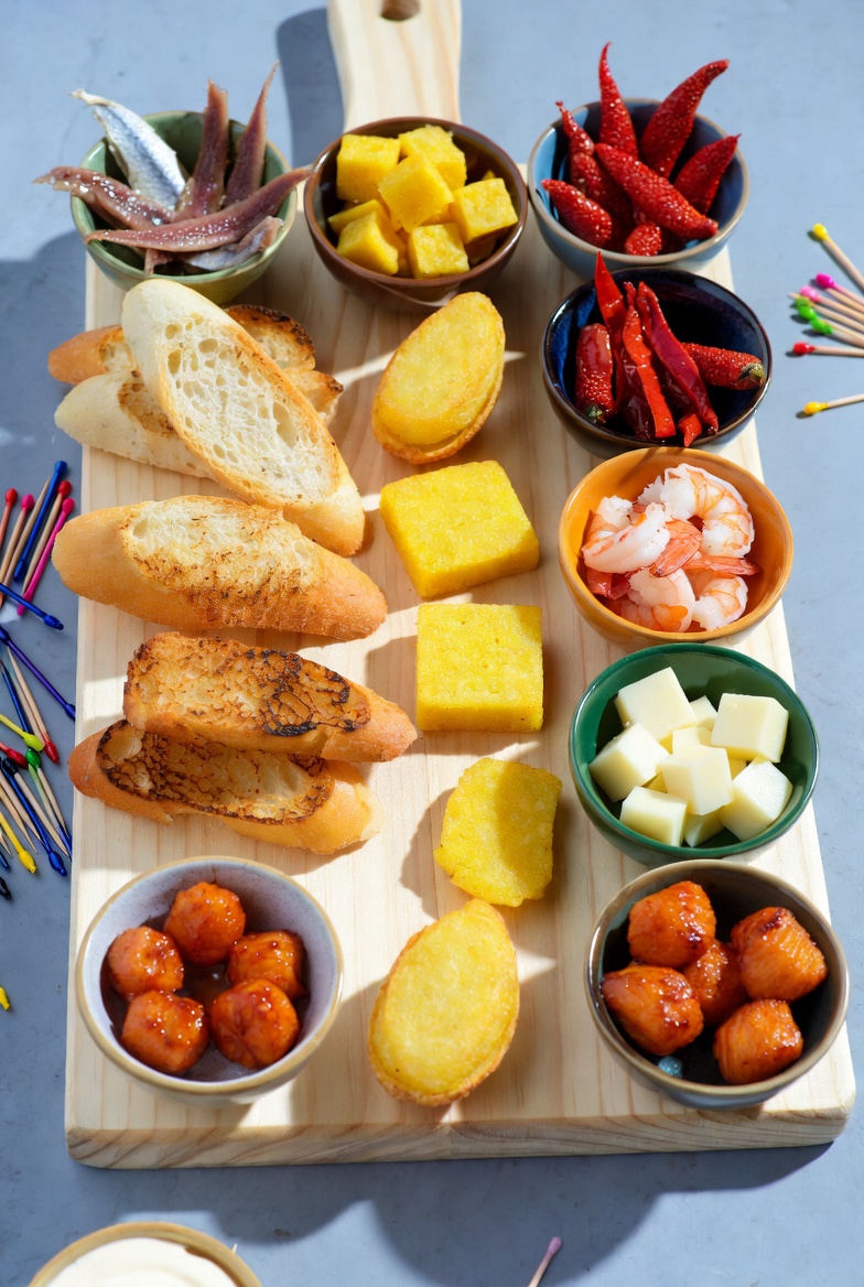 Ingredientes y bases variados para preparar y montar pintxos vascos en casa