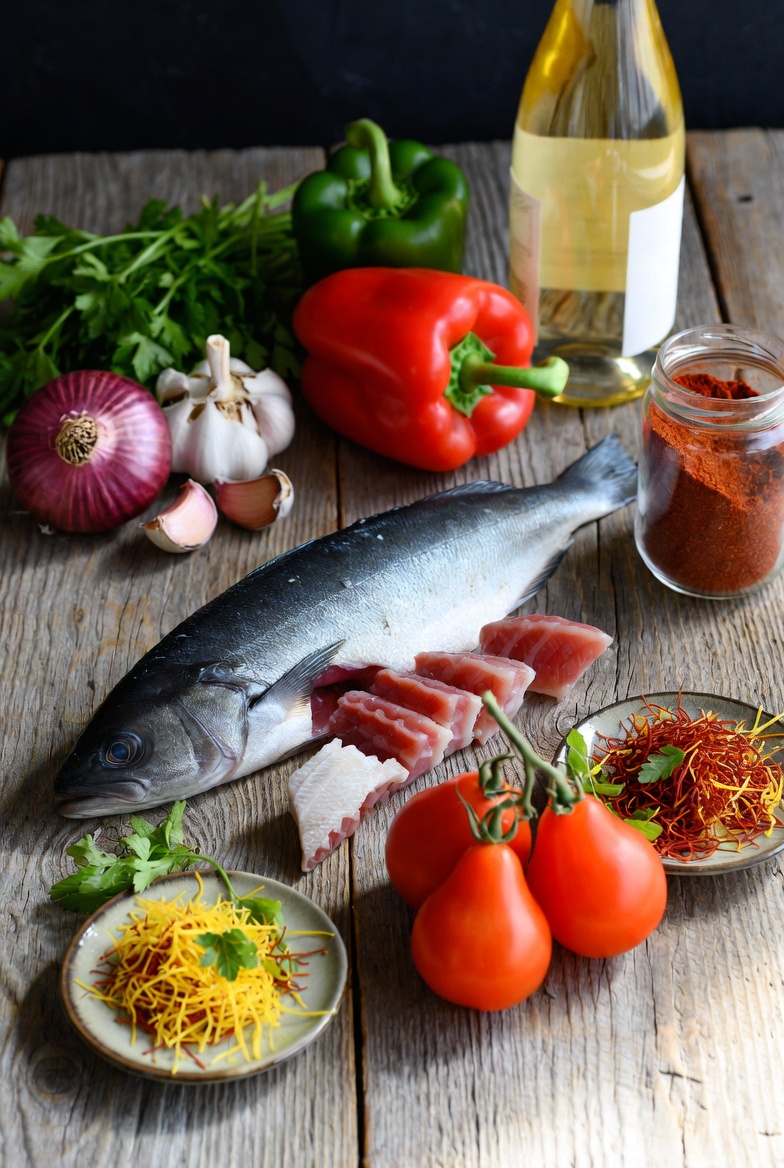 Ingredientes frescos para hacer guiso de rape: rape, verduras, vino y especias