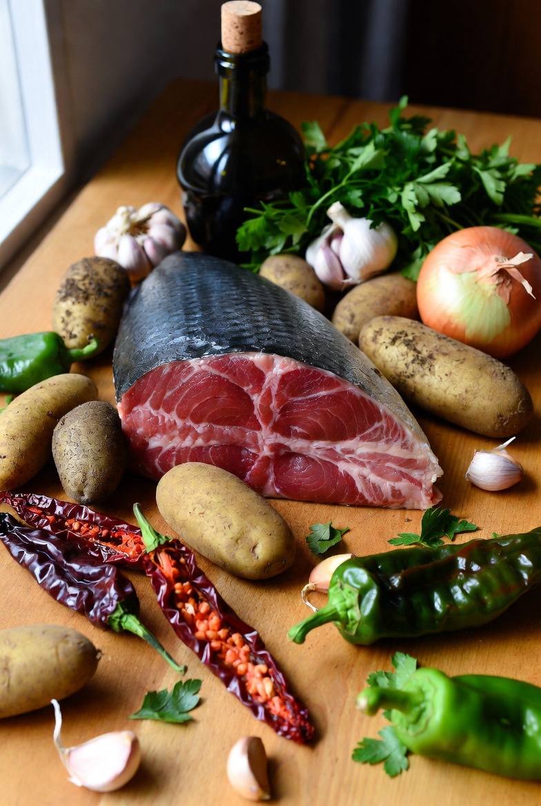 Ingredientes frescos para hacer marmitako: bonito del norte, patatas, pimientos choriceros