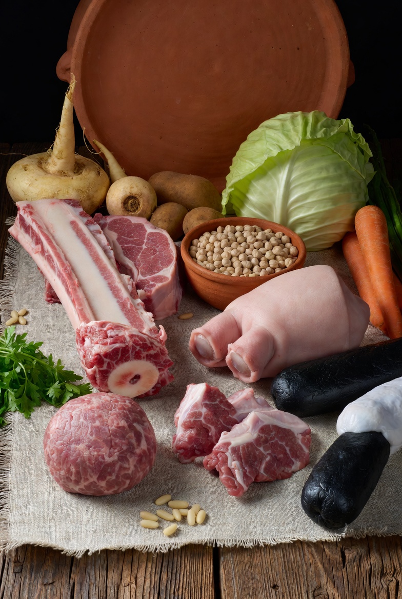 Todos los ingredientes tradicionales para preparar una aut&eacute;ntica escudella i carn d'olla catalana