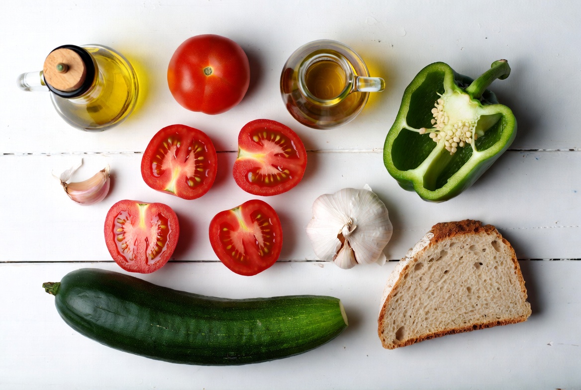 Ingredientes frescos para hacer Gazpacho Andaluz: tomate, pepino, pimiento, ajo, pan, aceite y vinagre