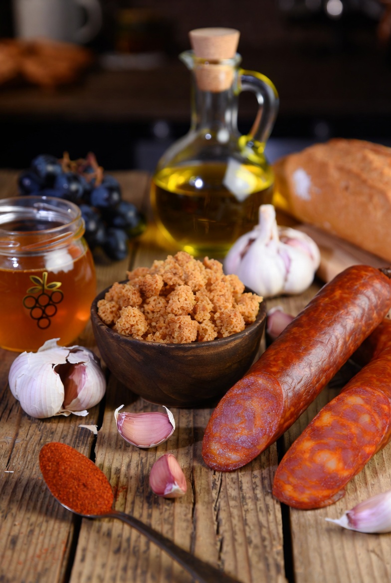 Ingredientes tradicionales para preparar aut&eacute;nticas migas manchegas con chorizo: pan, chorizo, ajo, piment&oacute;n