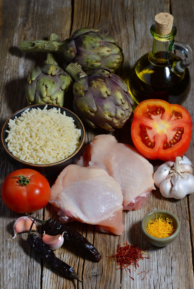 Ingredientes frescos para hacer una paella de alcachofas casera