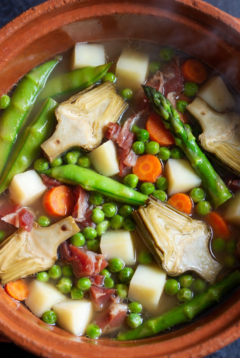 Guiso tradicional de menestra riojana cocin&aacute;ndose en cazuela de barro, con verduras al dente