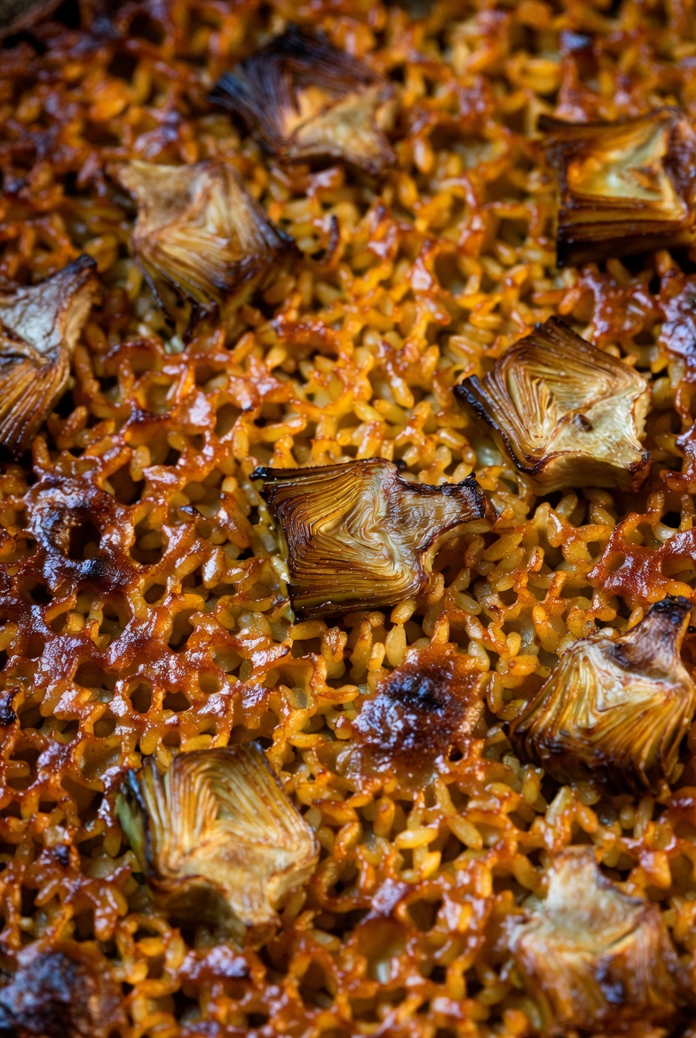 Socarrat crujiente de una paella de alcachofas perfecta.