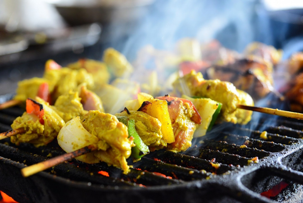 Brochetas de pollo al curry crudas listas para la parrilla o barbacoa.