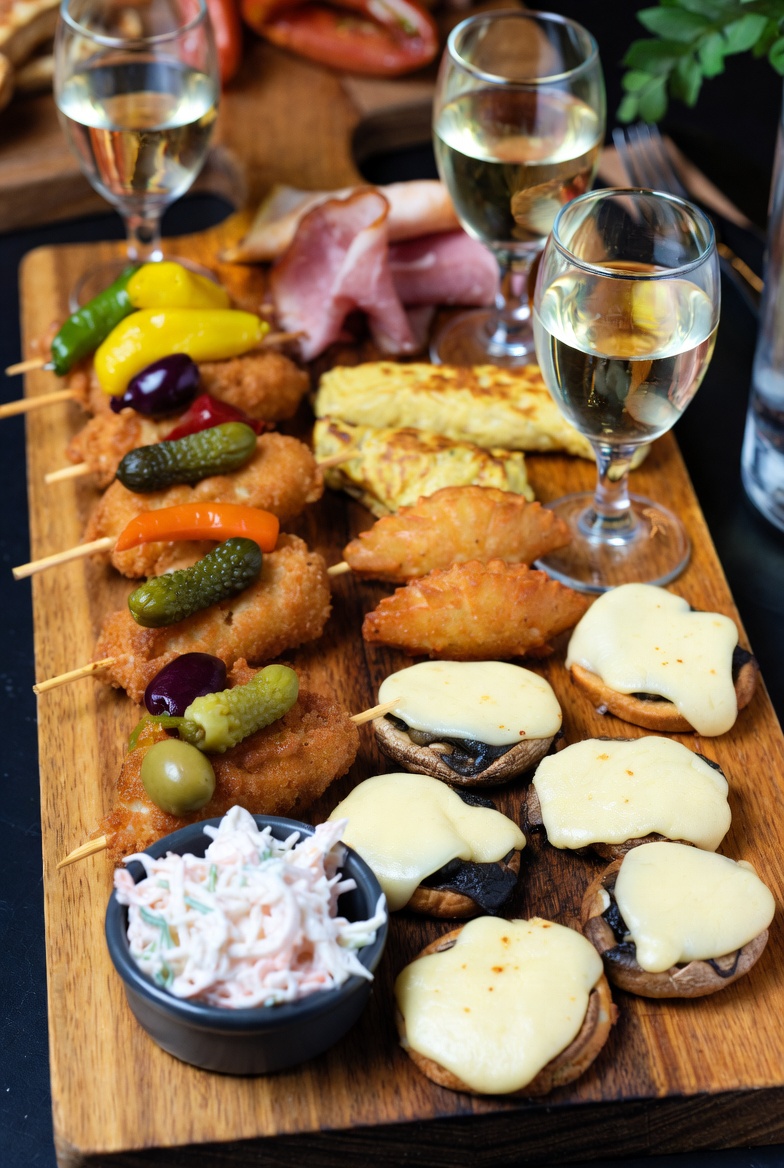 Tabla completa y variada de pintxos vascos tradicionales listos para comer