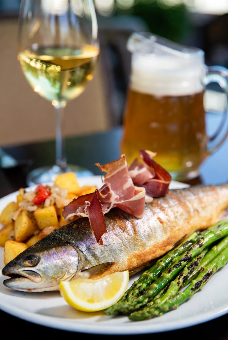 Plato final de trucha a la navarra presentado con sus guarniciones tradicionales