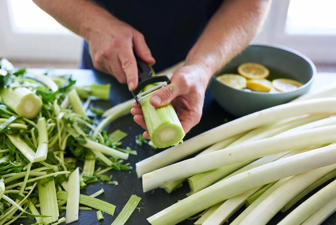 Cardo a la Aragonesa tradicional servido en plato, con salsa de almendra y aceite de oliva virgen extra.
