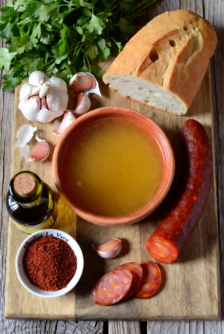 Ingredientes tradicionales para hacer sopa de ajo con chorizo: ajo, pan, chorizo, piment&oacute;n y aceite