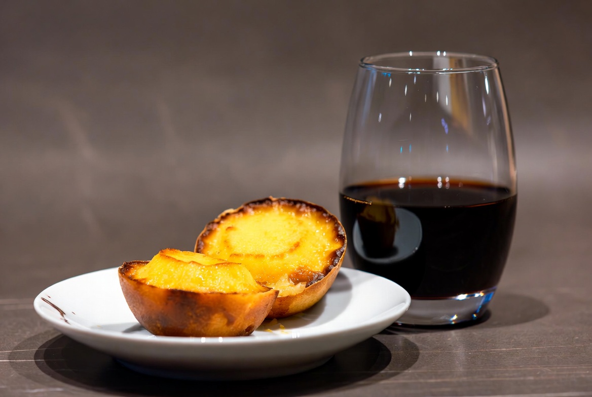 Yemas de Santa Teresa acompa&ntilde;adas de una copa de vino dulce Pedro Xim&eacute;nez.