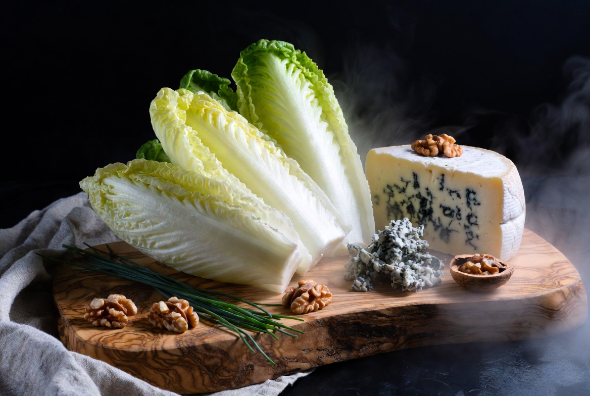 Ingredientes frescos para preparar Endibias con Queso Azul: endibias, queso azul y nueces