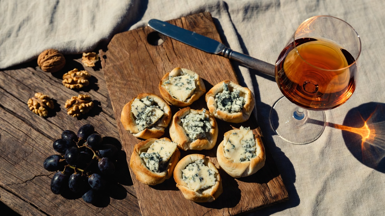 Endibias con Queso Azul en mesa con copa de vino Oporto y uvas