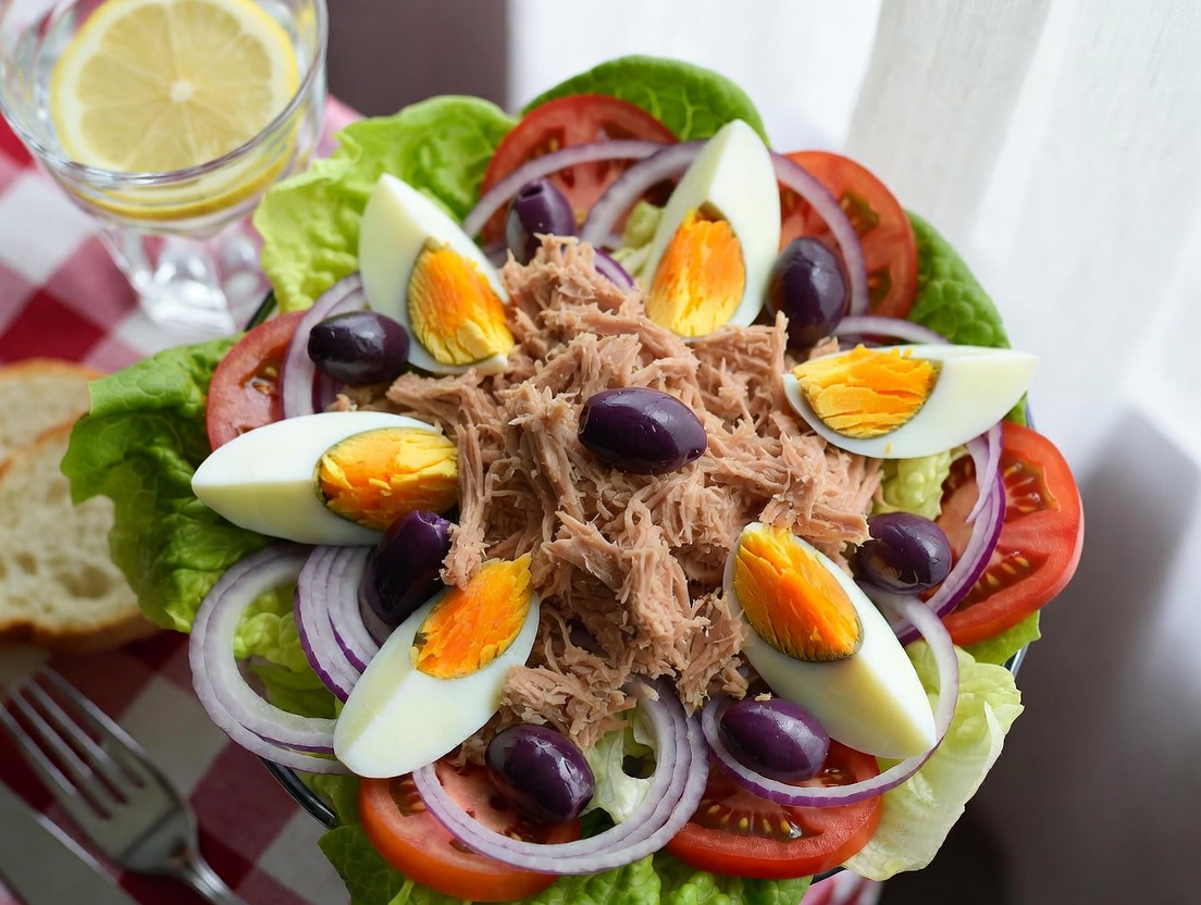 Ensalada completa servida como plato &uacute;nico en una mesa preparada