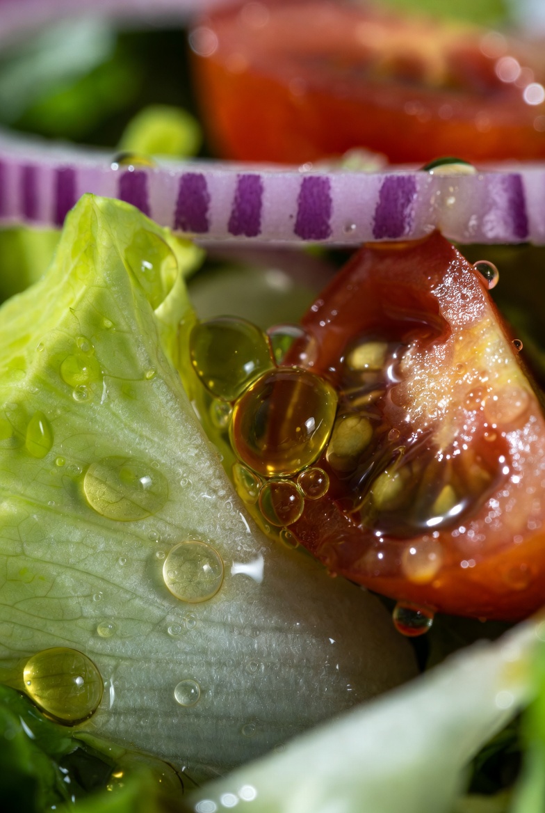 Detalle macro de la textura y el ali&ntilde;o de una ensalada fresca