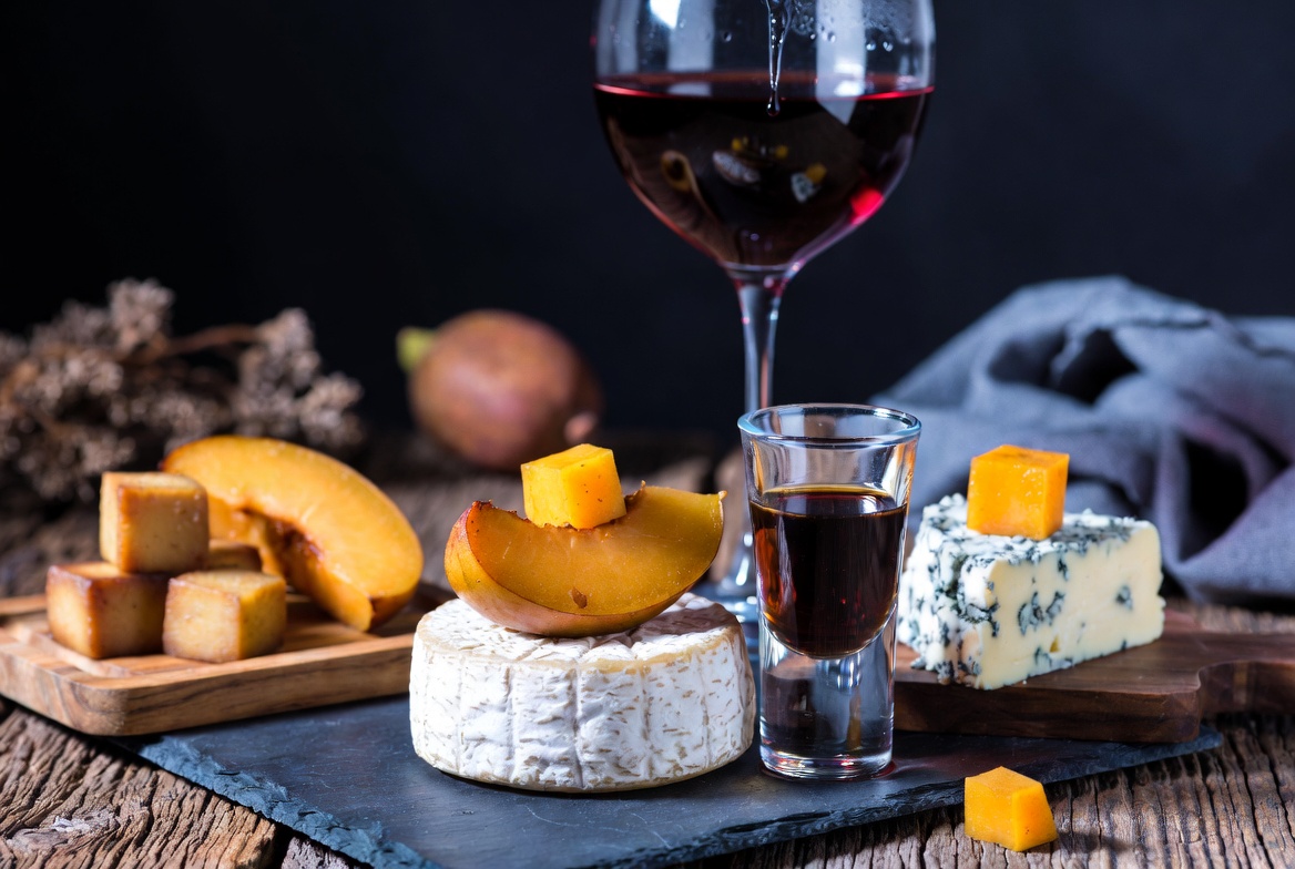 Variantes de maridaje: queso Idiaz&aacute;bal, queso de cabra y queso azul con dulce de membrillo.
