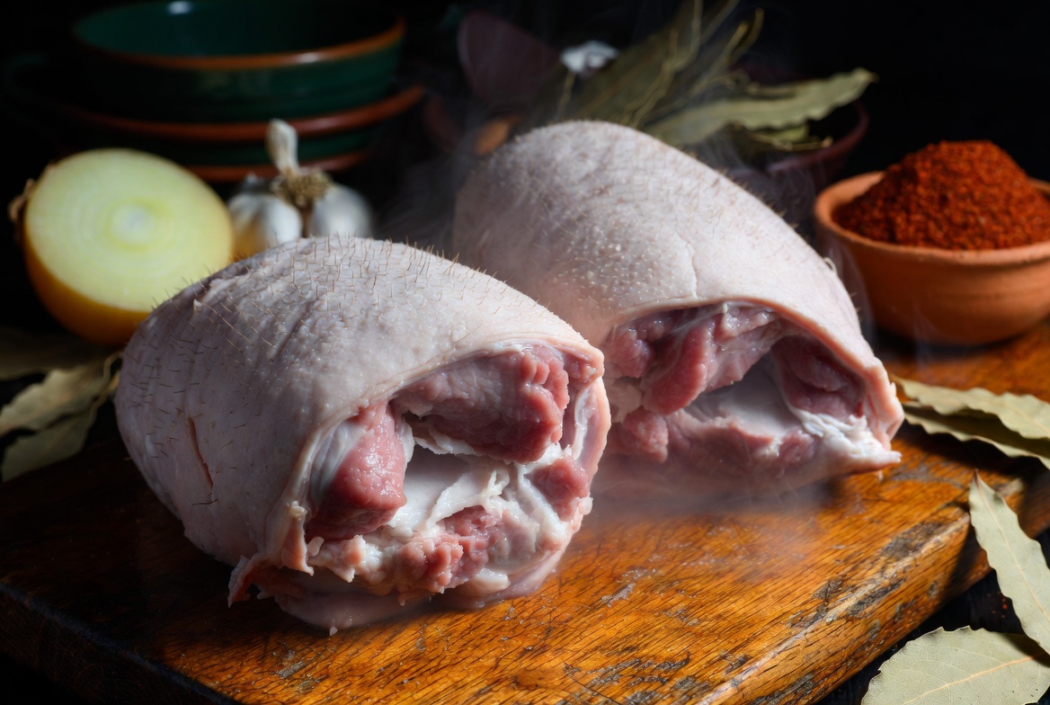 Ingredientes frescos para morros de cerdo en salsa sobre tabla de madera r&uacute;stica