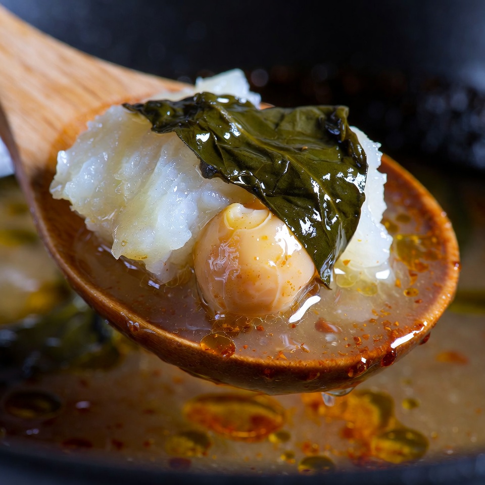 Detalle de la textura cremosa del potaje de vigilia, con garbanzo, bacalao y espinaca
