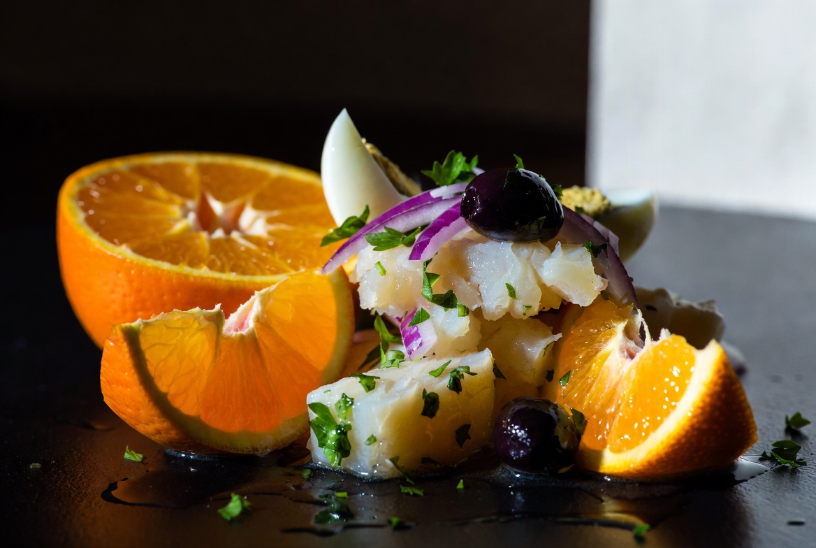 Ingredientes frescos para Remoj&oacute;n Andaluz: naranjas, bacalao desmigado y cebolla morada